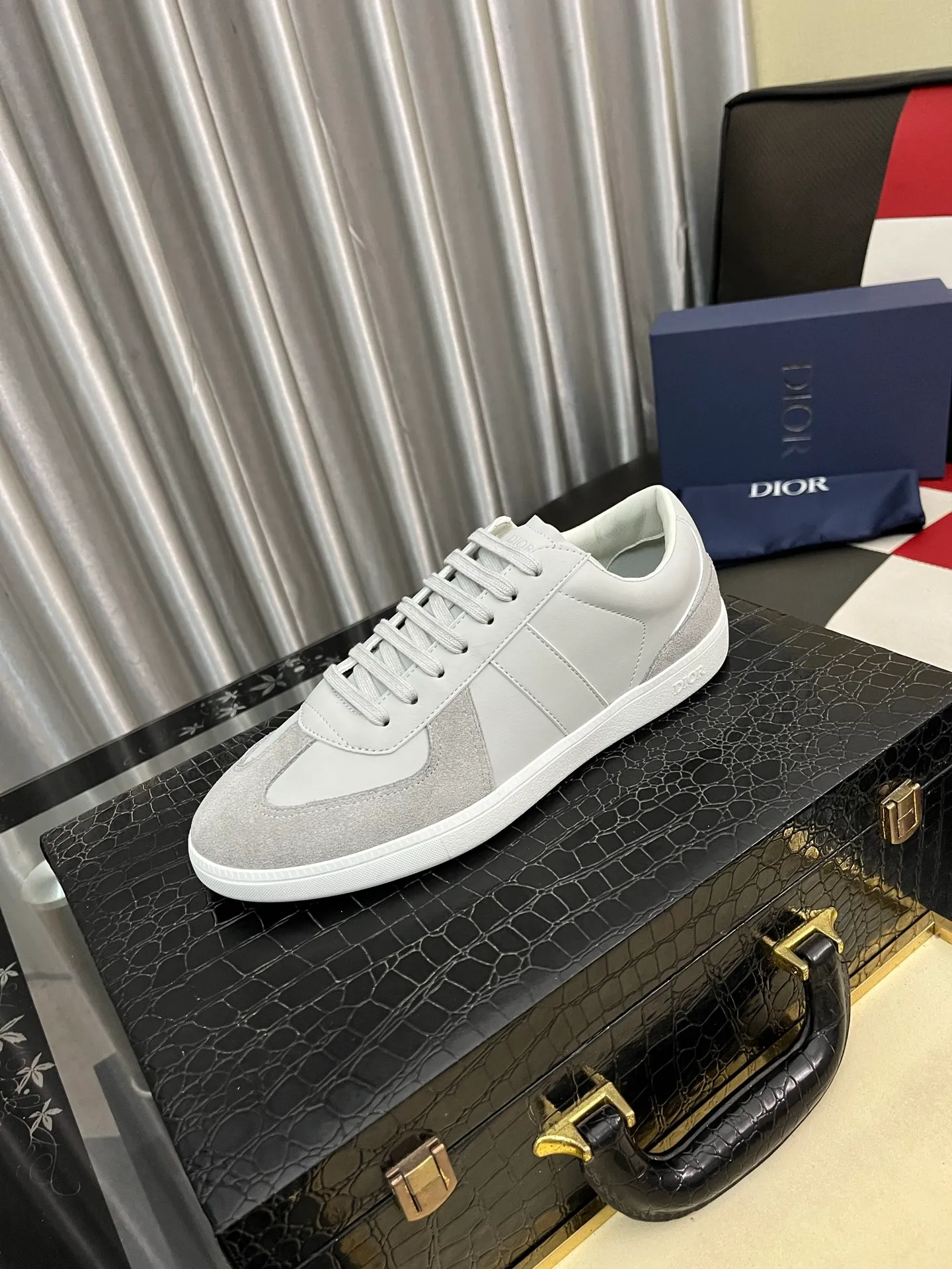 Men's shoes 💰380⌚️⌚️ 【Dior*DIAO】original quality.~ Unique modern style sneakers. 🏃A must-have casual shoe for trendy men😍😍 Original brand imported from Italy, imported original leather, sheep lining (refuses to discolor and grind feet) Sole: Original sole provided by the original factory, French lazy style design ⚠️Fit to the feet, original quality, super comfortable original sole. Code number: 38-448️⃣Colors available